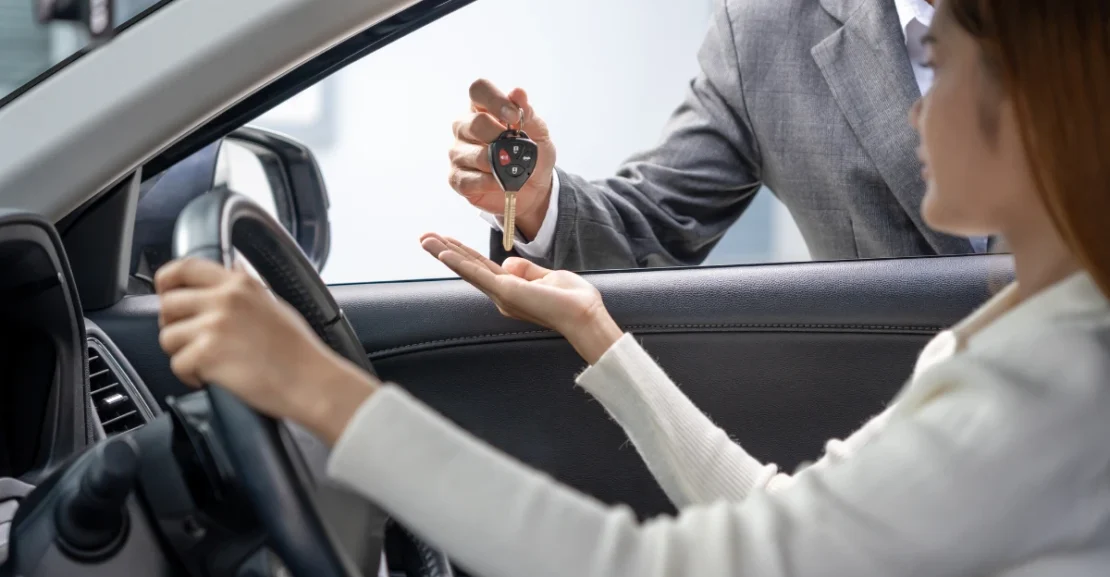 Customer receiving car keys for a monthly car rental in Palo Alto, offering a flexible option for long-term vehicle needs.